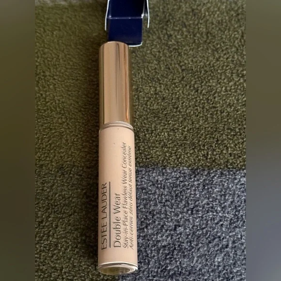 Estée Lauder Double Wear Stay-in-Place Flawless Wear Concealer: Light (Cool) 1C - Picture 11 of 14